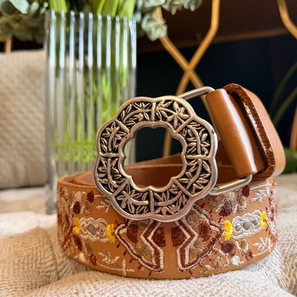 🩷SOLD🩷Lucky Brand Embroidered Tan Belt with gorgeous Silver Buckle